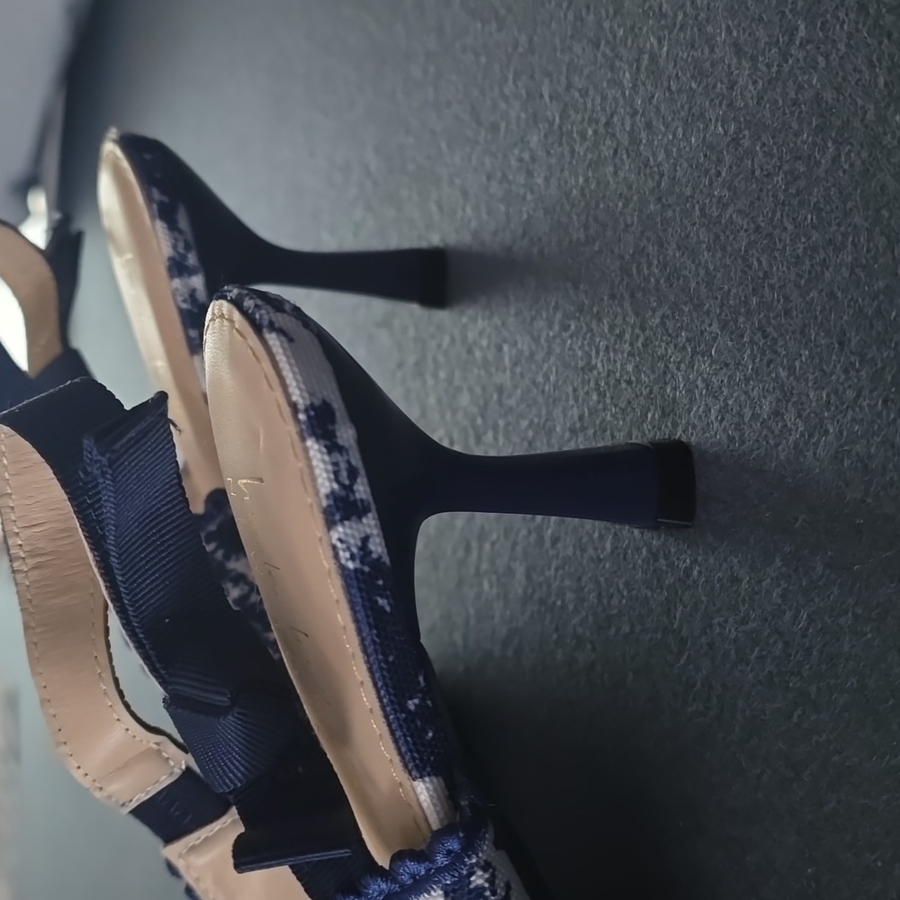 Elegant Navy and Cream Women's Slingback Shoes - Picture 5 of 7
